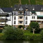 Inselblick In Traumlage Mit Balkon Und Panoramablick Appartement Zell