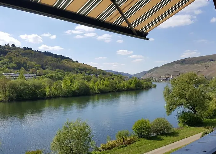 Inselblick In Traumlage Mit Balkon Und Panoramablick